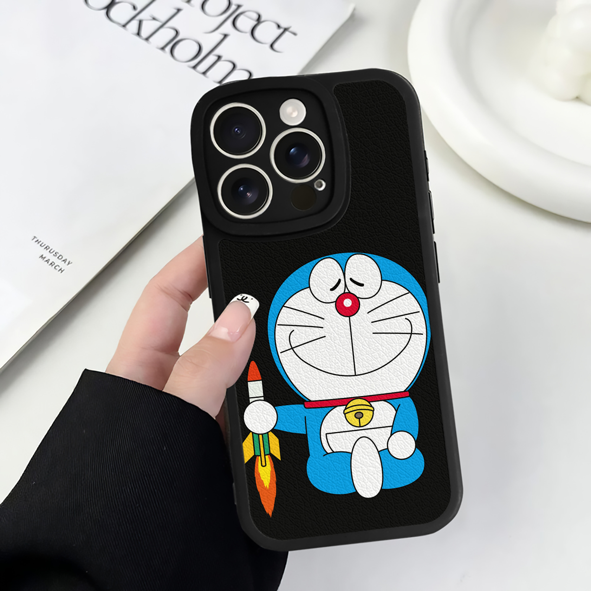 （画像用） ドラえもん Doraemon 【iPhone 16シリーズ対応】シリコンスマホケース（レザー調） 材質：シリコン